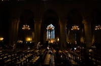 哥特式教堂内部有拱形柱子、枝形吊灯和彩色玻璃窗