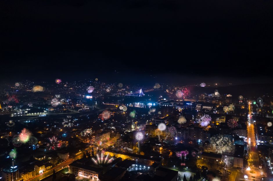 Vuurwerk boven een stad tijdens oud en nieuw