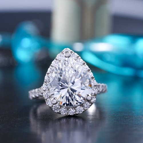 Silber Diamant Besetzter Ring Auf Schwarzem Tisch