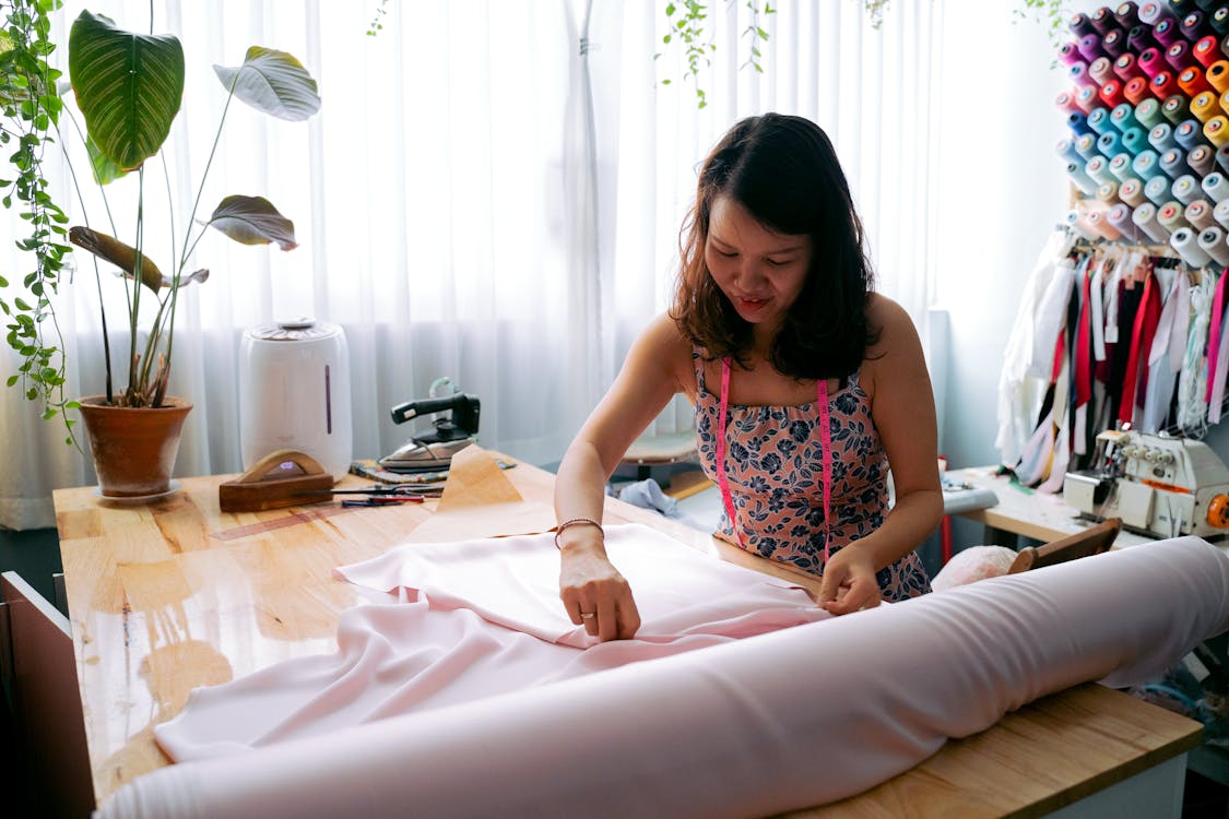 Ücretsiz Kadın, kumaş, moda tasarımcısı içeren Ücretsiz stok fotoğraf Stok Fotoğraflar
