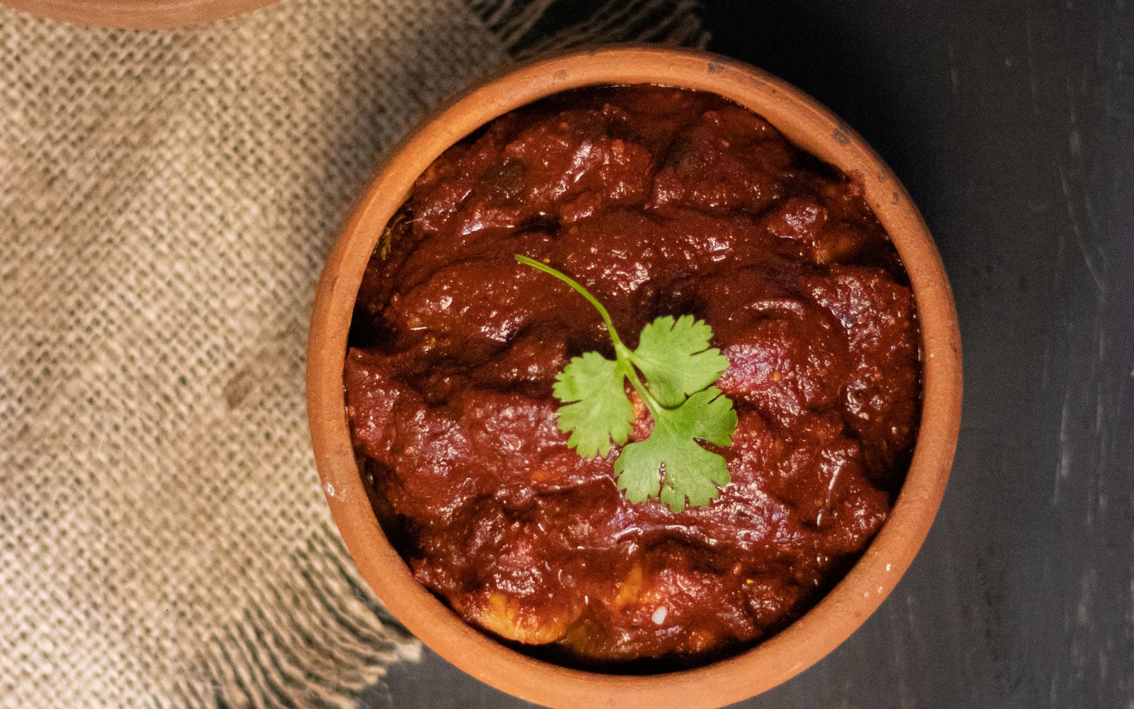 Foto de Chili com carne e feijão com arroz branco