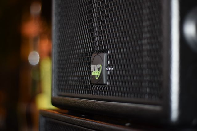 Enceinte amplifiée sur pied installée dans une salle pour une location de sonorisation