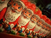 这些用箔纸包裹的巧克力圣诞老人雕像，非常适合圣诞节庆祝活动