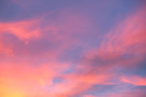 Free Beautiful gradient of pink and purple clouds at sunset, offering a serene and colorful atmosphere. Stock Photo