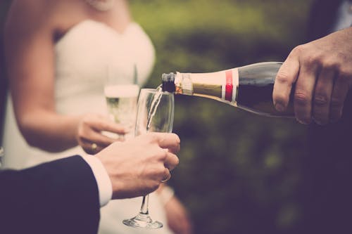 新婚人士喝香槟