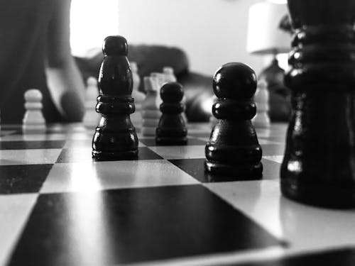 Фотография шахматной доски в оттенках серого