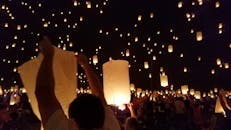 节日期间，热闹的夜空中满是发光的灯笼