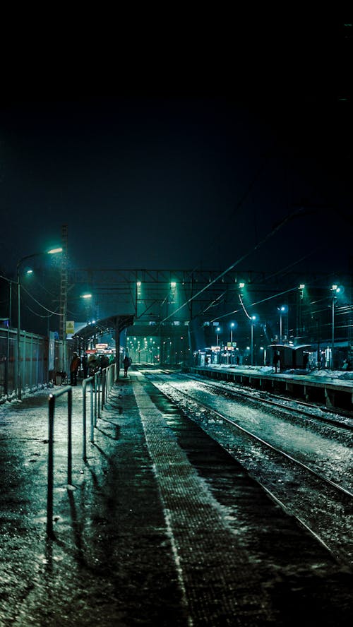 Поезд по железной дороге в ночное время