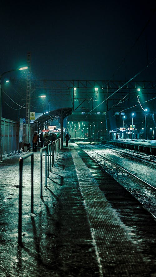 Поезд по городу в ночное время