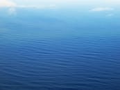 在开普敦的阳光下，蓝色海洋宁静而波光粼粼