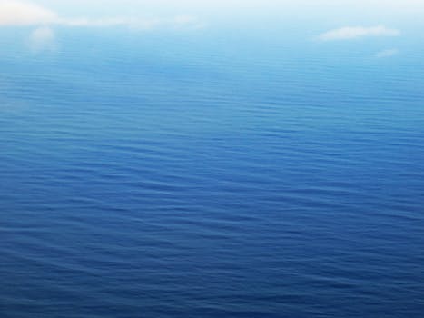 在开普敦的阳光下，蓝色海洋宁静而波光粼粼