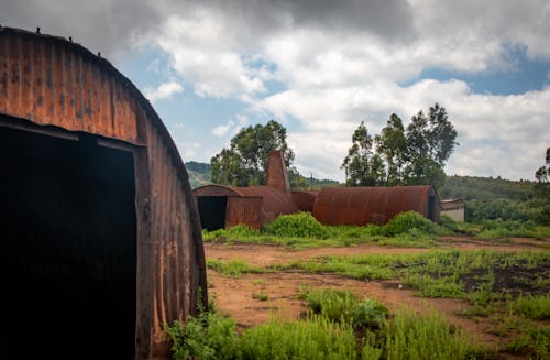 Fotos de stock gratuitas de abandonado, almacén, césped