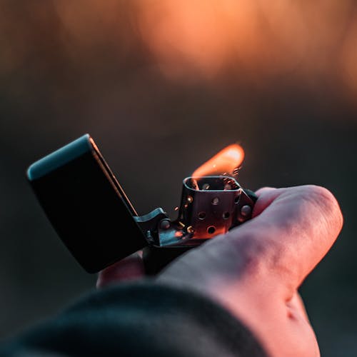 Orang Yang Memegang Black Flip Lighter