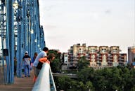 日落时分，人们在桥上欣赏城市景观