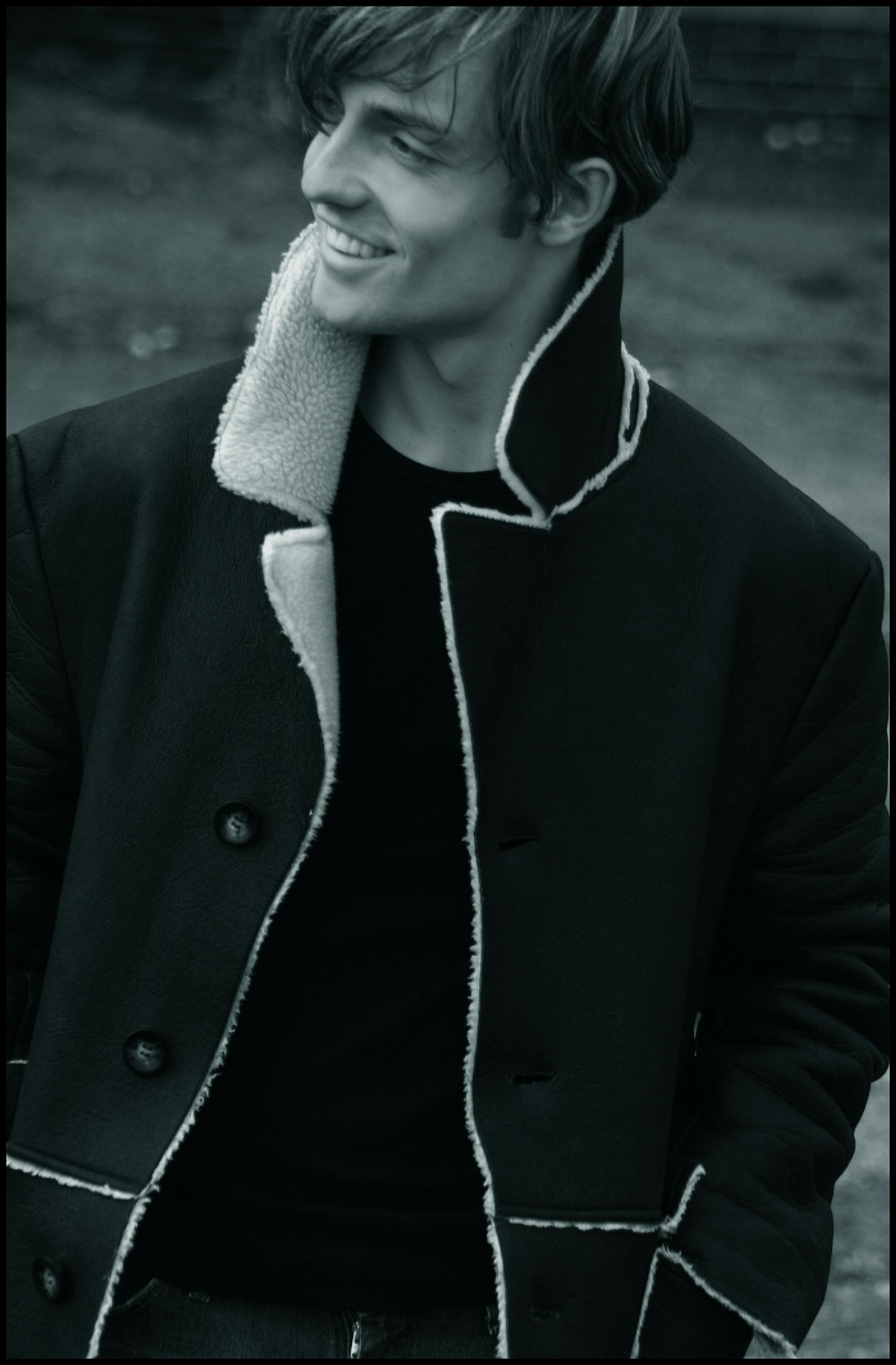 年轻人在户外穿着时尚冬衣，笑容温暖