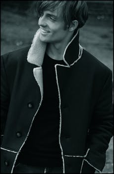 年轻人在户外穿着时尚冬衣，笑容温暖