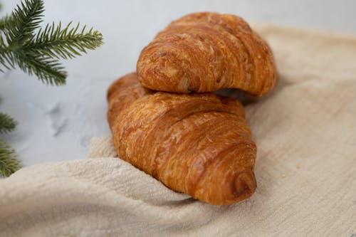 Foto profissional grátis de alimento, café da manhã, croissants