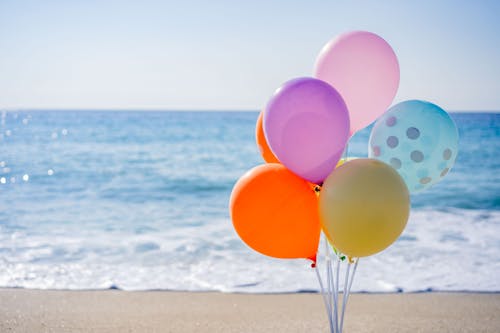 Photos gratuites de ballons, bord de mer, ciel bleu