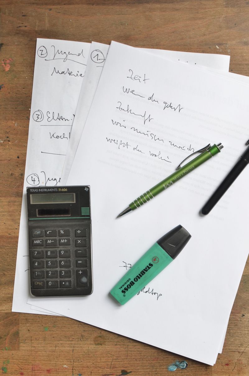 Stift, Marker und Taschenrechner auf Dokumenten