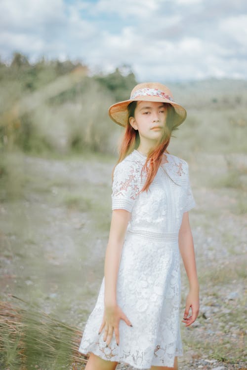 Donna In Vestito Bianco Che Porta Il Cappello Marrone