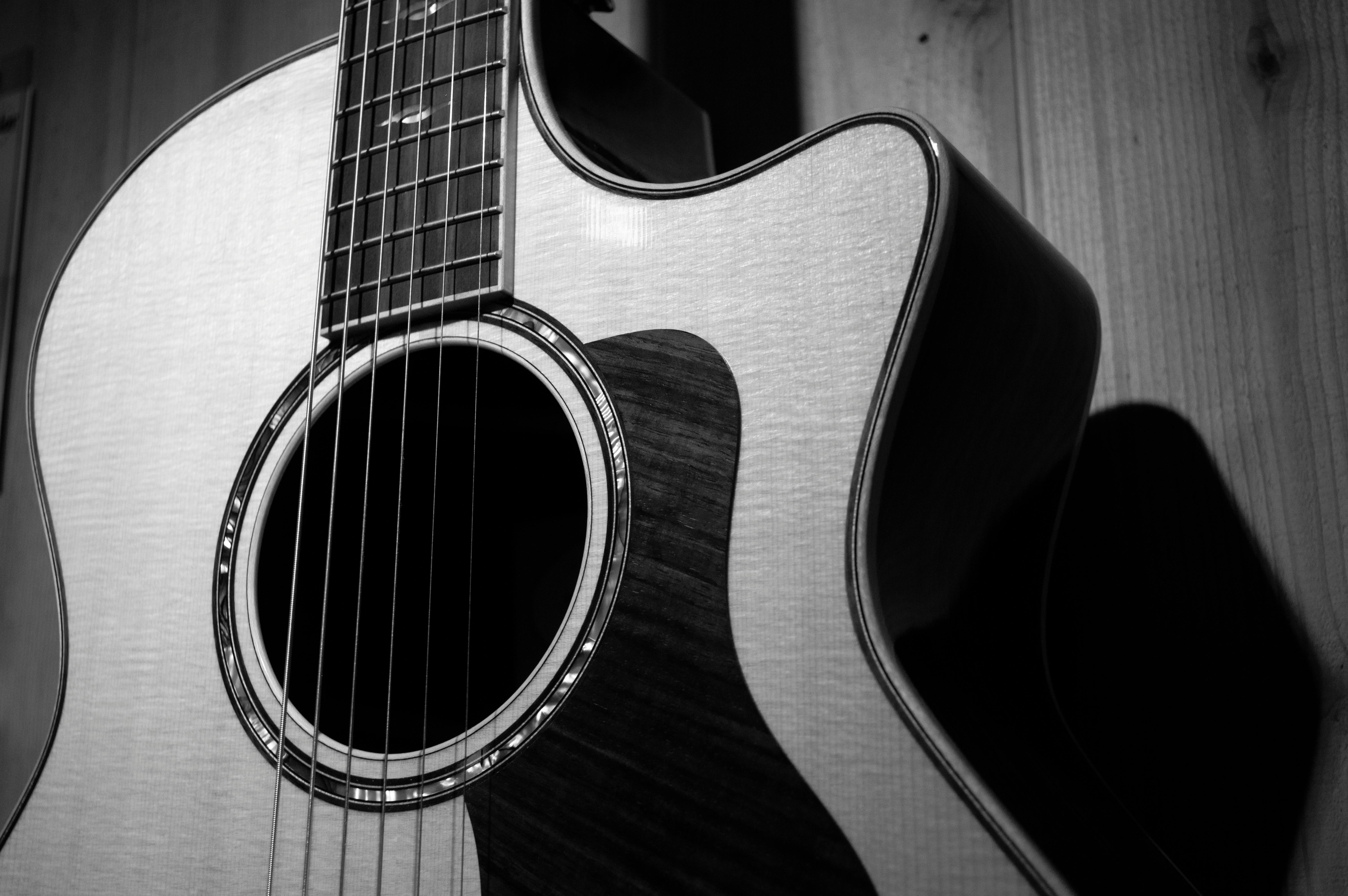 グレースケール写真のアコースティックギター 無料の写真素材