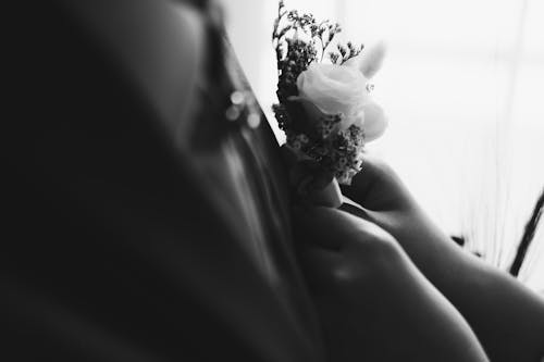 Ingyenes stockfotó esküvő, fekete-fehér, kezek témában