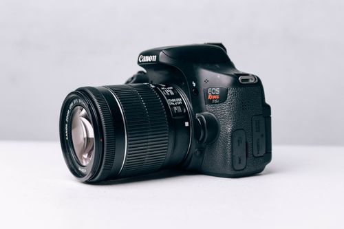 Free Detailed view of a Canon DSLR camera, ideal for photography enthusiasts and equipment illustrations. Stock Photo