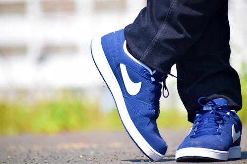 синие низкие кеды Nike