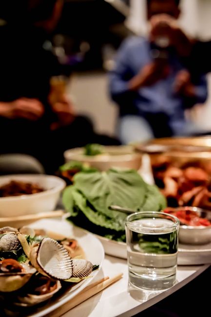 Raat ko mast seafood dinner kiya apne doston ke saath 🍴🍹! Clams aur veggies ke saath drinks bhi bahut mazedaar the 💛 #tolee #seafoodlover #dinnerwithfriends