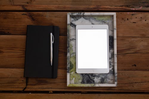 Kostnadsfria Kostnadsfri bild av anteckningsbok, bord, bricka Stock foto