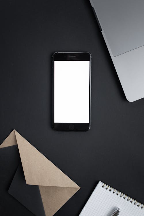 Darmowe zdjęcie z galerii z biały ekran, czarne tło, inteligentny telefon