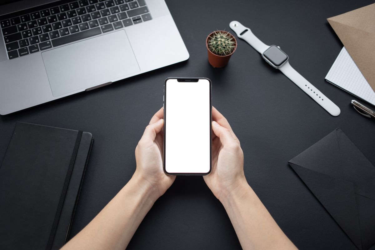 Mobil telefondan güvenli giriş yapan bir kullanıcının elleri