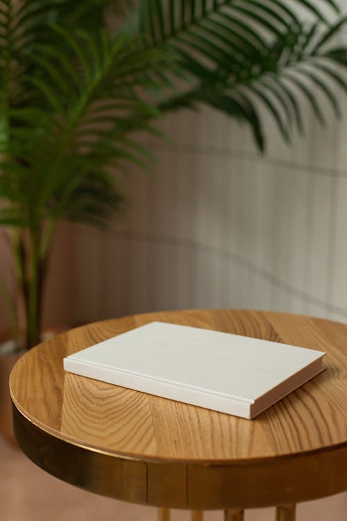棕色木制的桌子上的白书