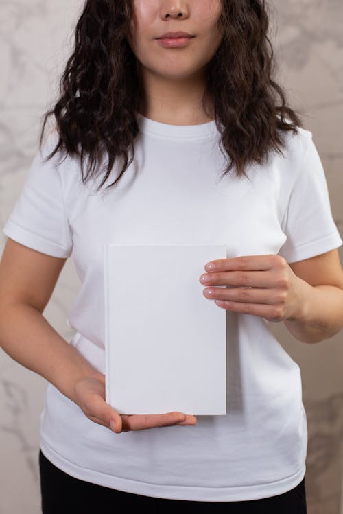 Femme En T Shirt à Col Rond Blanc Tenant Du Papier D'imprimante Blanc