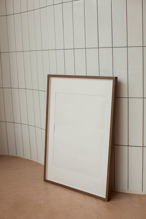 Quadro Branco Com Moldura De Madeira Marrom