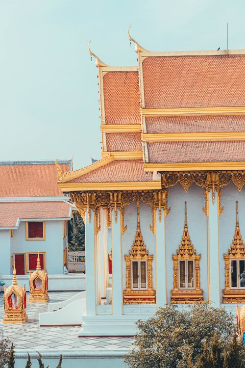 Free Stunning Asian temple exterior with intricate gold details and traditional design elements for architecture enthusiasts. Stock Photo