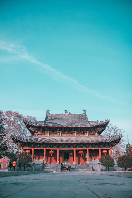 青空の下で赤と黒の塔寺院