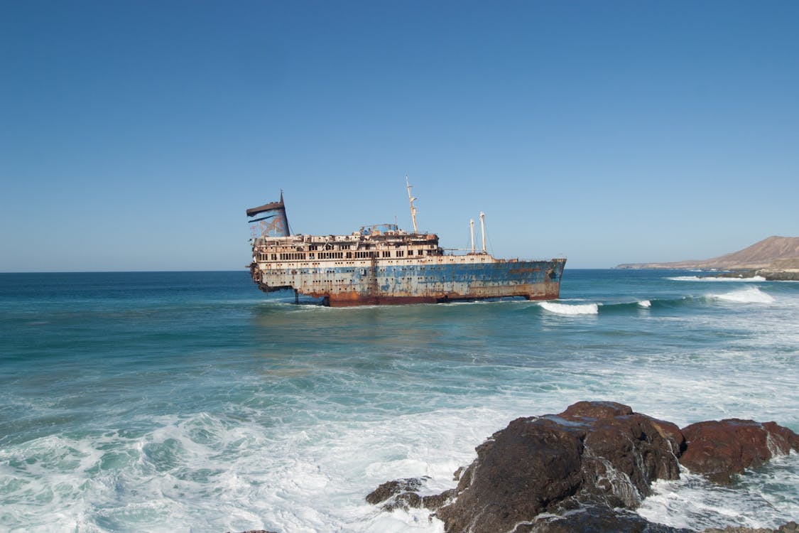 30+ Beautiful Shipwreck Photos · Pexels · Free Stock Photos
