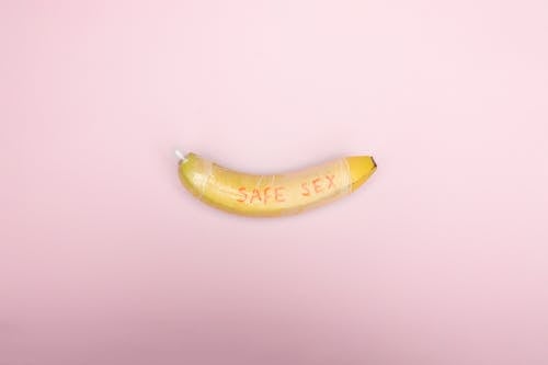 Gele Banaan Op Witte Tafel