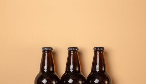 Gratis stockfoto met alcoholisch drankje, beige achtergrond, bier