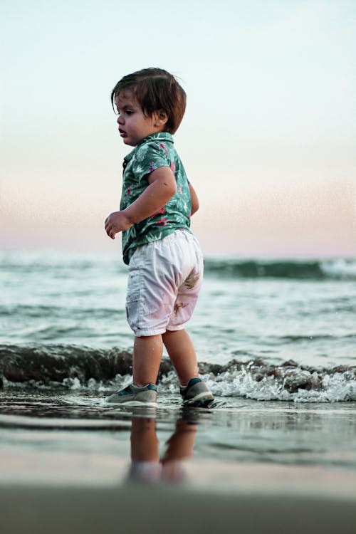 Darmowe zdjęcie z galerii z chłopak, chodzenie, dziecko