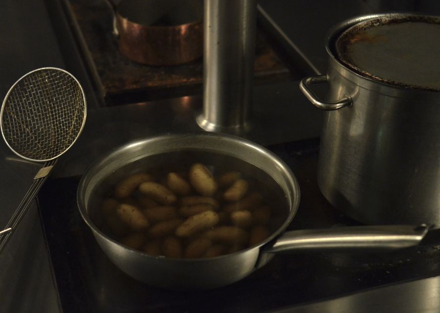 Kartoffeln in einem Kochtopf der Grossküche