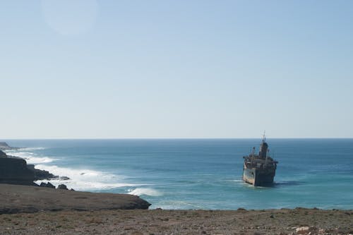 Kapal Galleon Di Laut