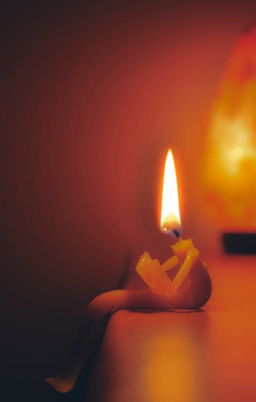 Free Beleuchtete Kerze Im Orangefarbenen Halter Stock Photo