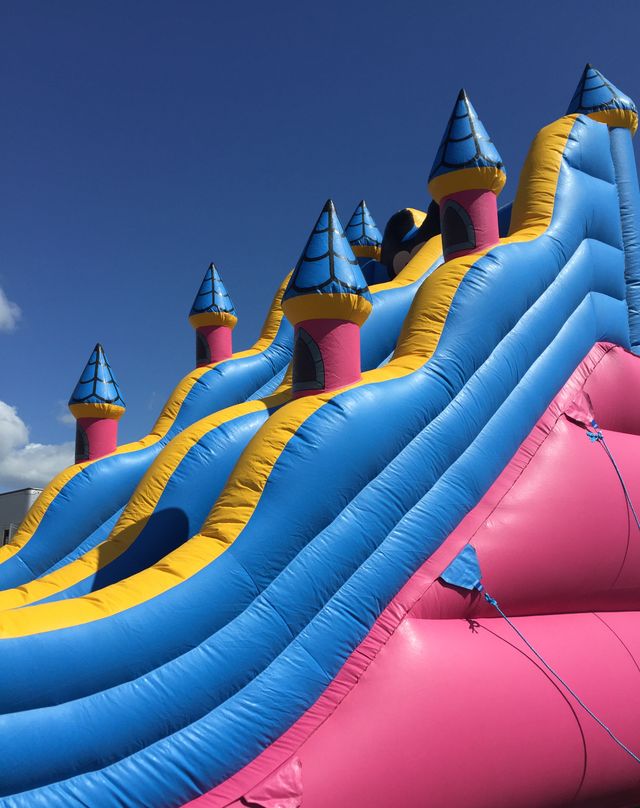 Tobogán hinchable montado para una fiesta al aire libre