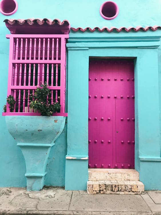 Foto de stock gratuita sobre casa, colombia, fachada, pared turquesa,  puerta, puerta rosa, vertical