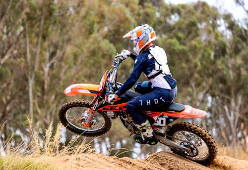 Foto profissional grátis de capacete de moto, cavaleiro, esporte extremo