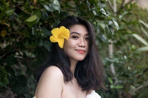 Kostnadsfri bild av asiatisk kvinna, attraktiv, gul blomma