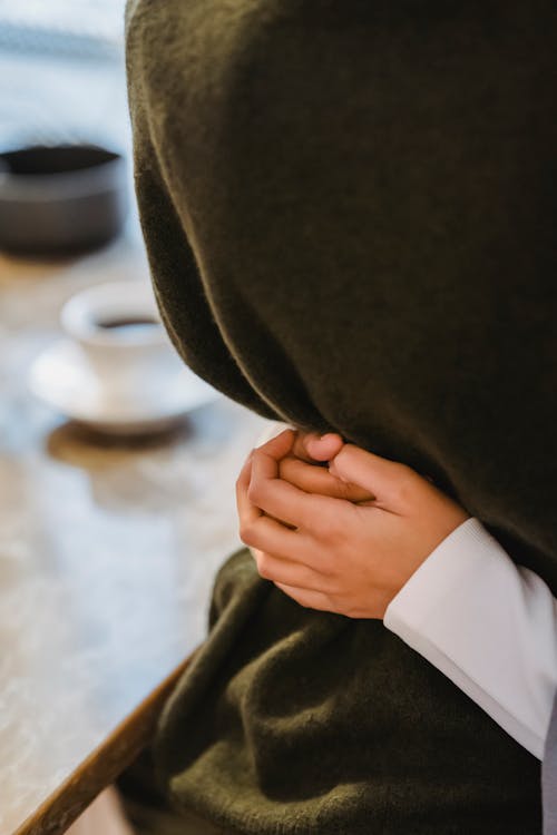 Person Im Schwarzen Langarmhemd, Das Schwarzes Textil Hält