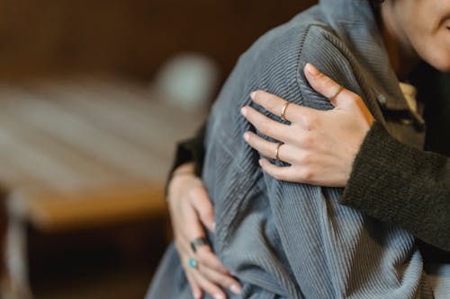 Persona In Camicia A Maniche Lunghe Grigia